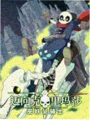 老放映室剧照，堆叠的胶片盒与暖黄台灯